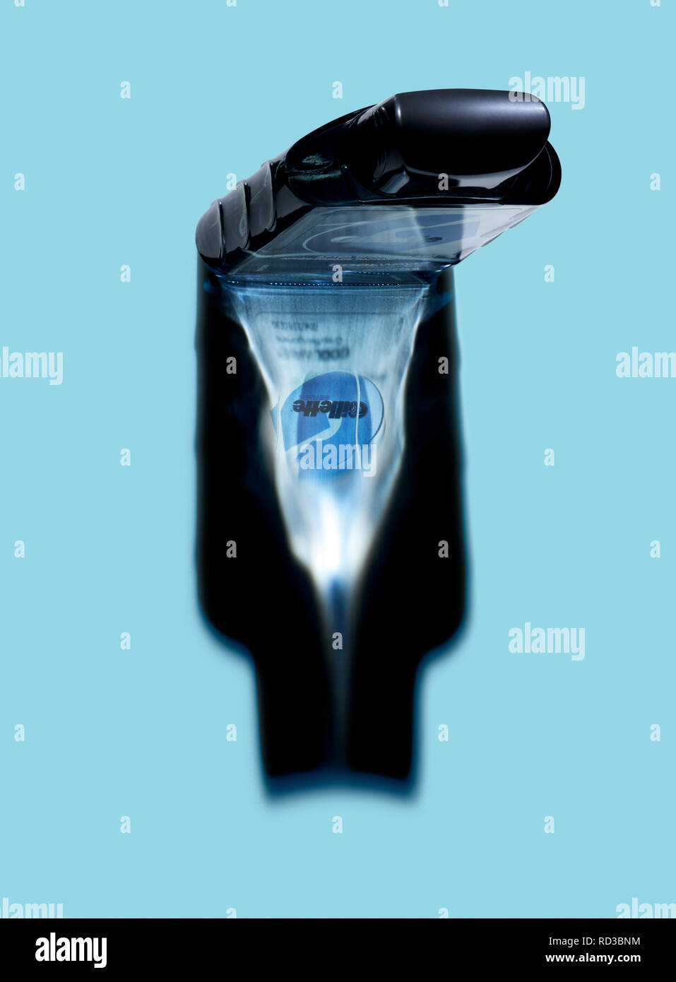 Un alto ángulo de visualización del producto de limpieza del hombre negro en botella, Foto de estudio Foto de stock