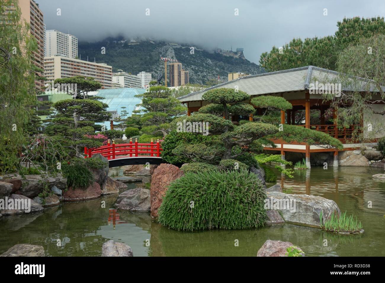 Isla de tranquilidad en Mónaco, Jardín Japonés. Foto de stock