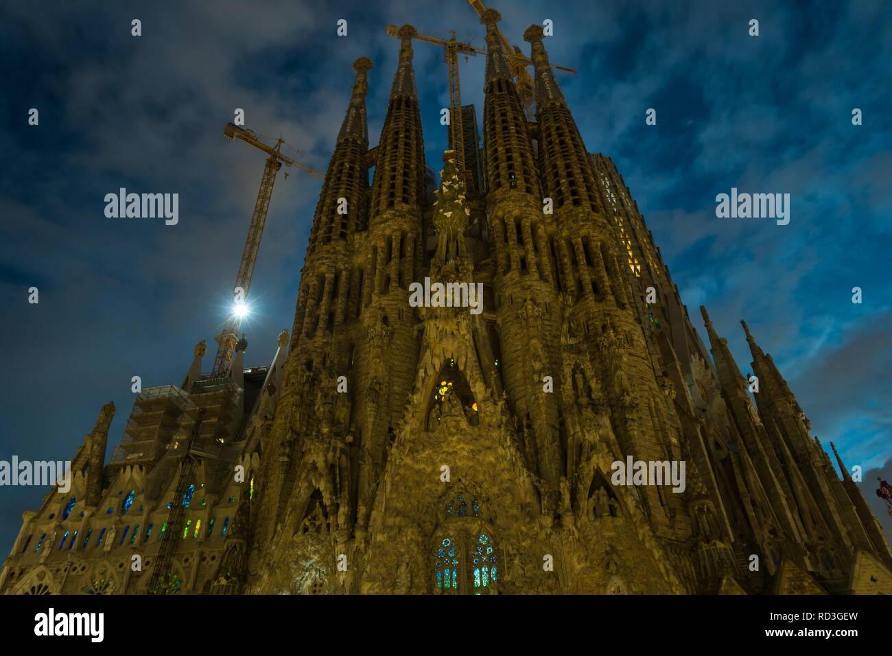 La Sagrada Familia en la noche durante la construcción, papel tapiz, 2018, Barcelona, España Foto de stock