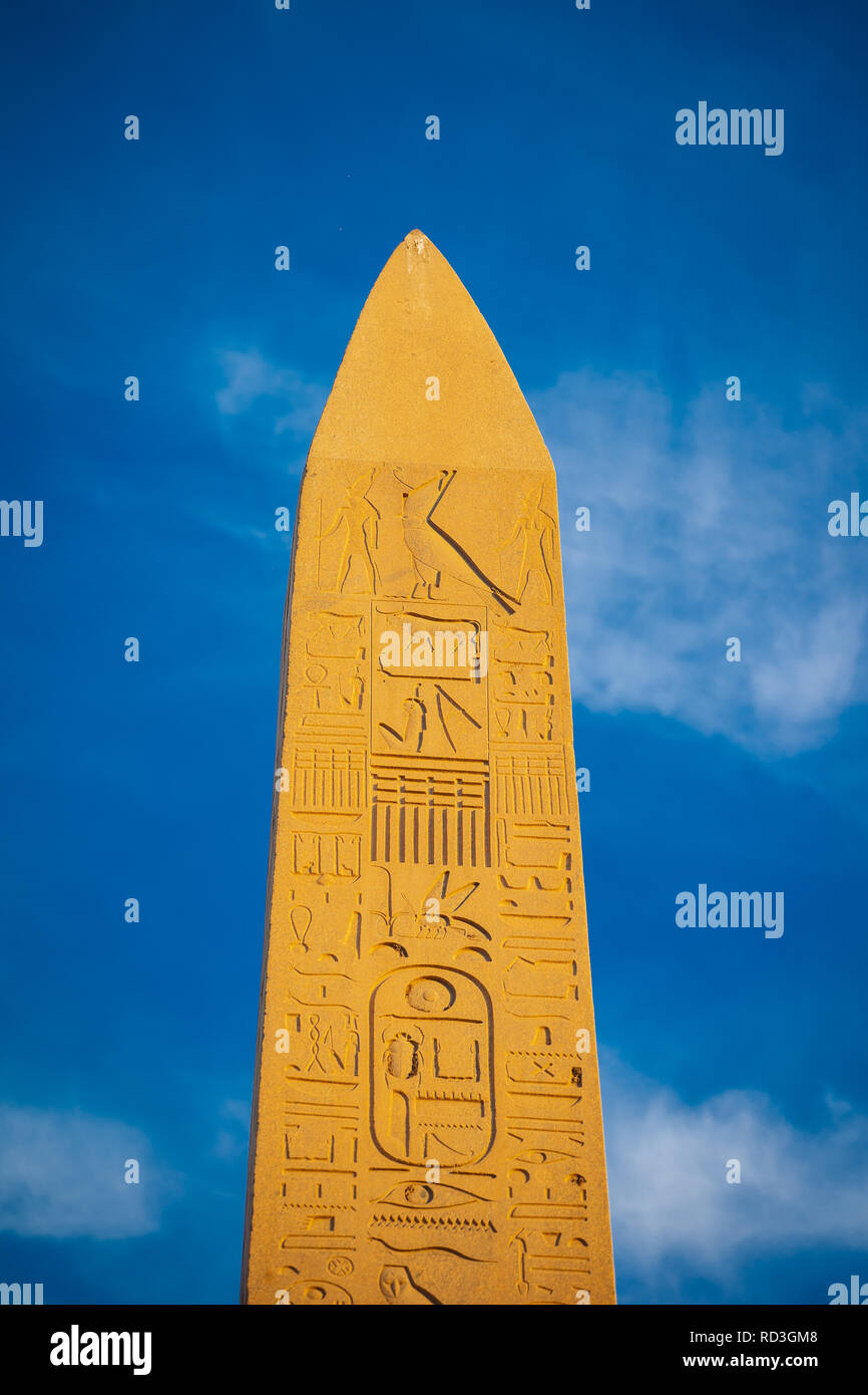 El gran obelisco en las ruinas del Templo de Karnak en Luxor, Egipto Foto de stock