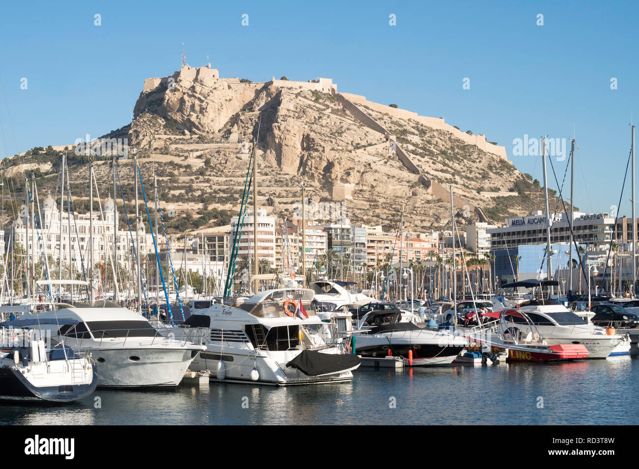Barcos amarrados en el puerto deportivo de Alicante, con el castillo en el  fondo, España, Europa Fotografía de stock - Alamy