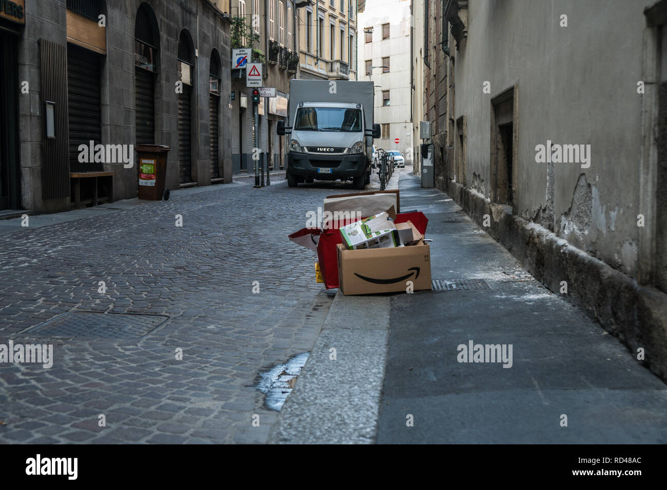Amazon de basura en la calle de Milán, el centro de la ciudad con un camión  de entrega Fotografía de stock - Alamy