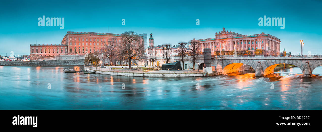 Vista panorámica del centro de Estocolmo con el famoso Palacio Real y el Museo de Estocolmo Medieval en la penumbra, Suecia, Escandinavia Foto de stock