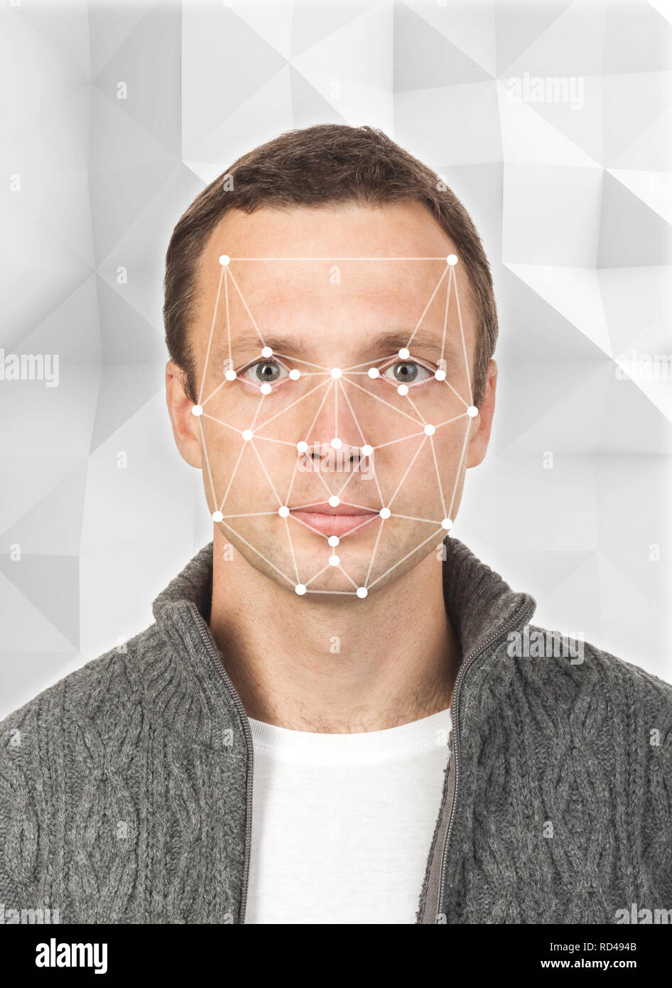 Retrato de hombre joven europeo con sistema de reconocimiento facial sobre el rostro de cuadrícula Foto de stock