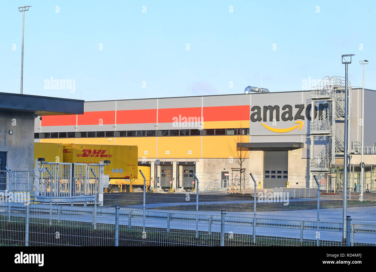 Garbsen, Alemania. 17 ene, 2019. Un centro de paquetería de la empresa  minorista en línea Amazon en el norte de la región de Hannover. Crédito:  Holger Hollemann/dpa/Alamy Live News Fotografía de stock -
