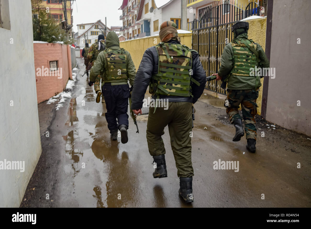Ejército indio-hombres están patrullando el sitio de explosión en Srinagar. Según la policía, al menos cinco miembros de las fuerzas del gobierno fueron heridos el jueves en la explosión de una granada culpó a los rebeldes luchan contra la dominación de la India en la Cachemira india de la principal ciudad. Foto de stock