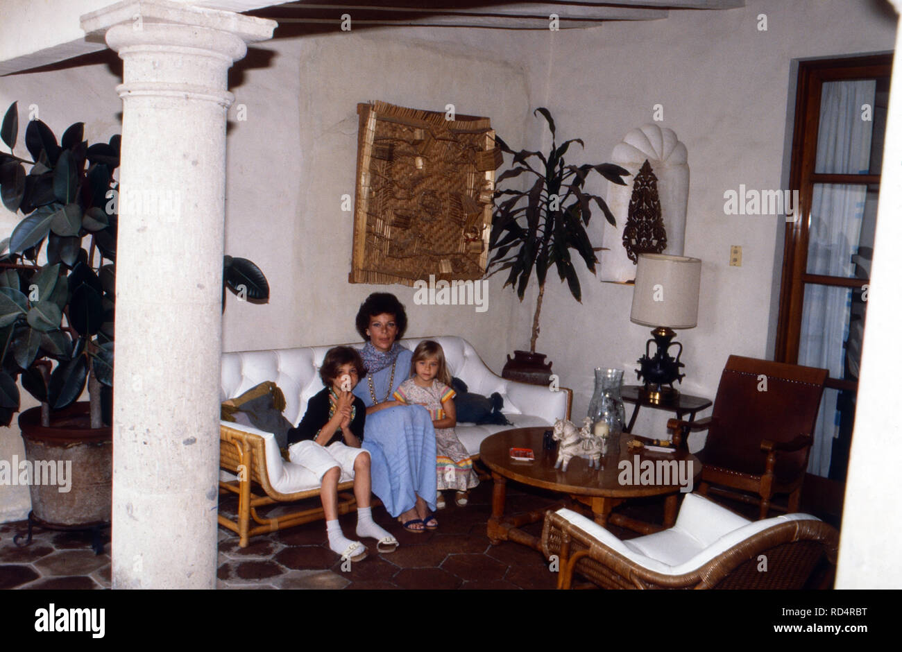 Prinzessin Maria Beatrice von Savoyen mit den beiden Kindern und Assea