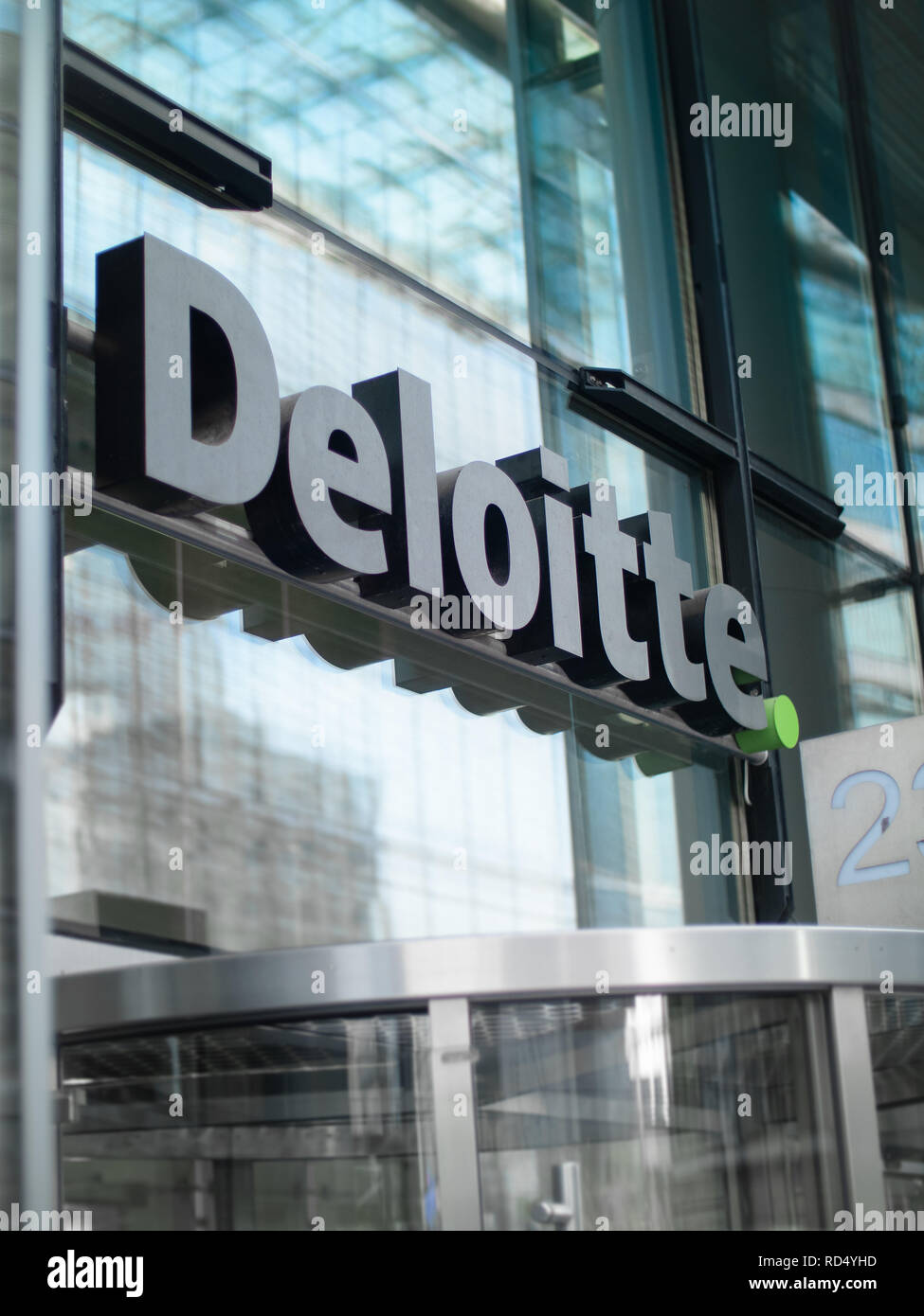 Berlín, Alemania Julio 2018 Las oficinas de Deloitte carteles sobre