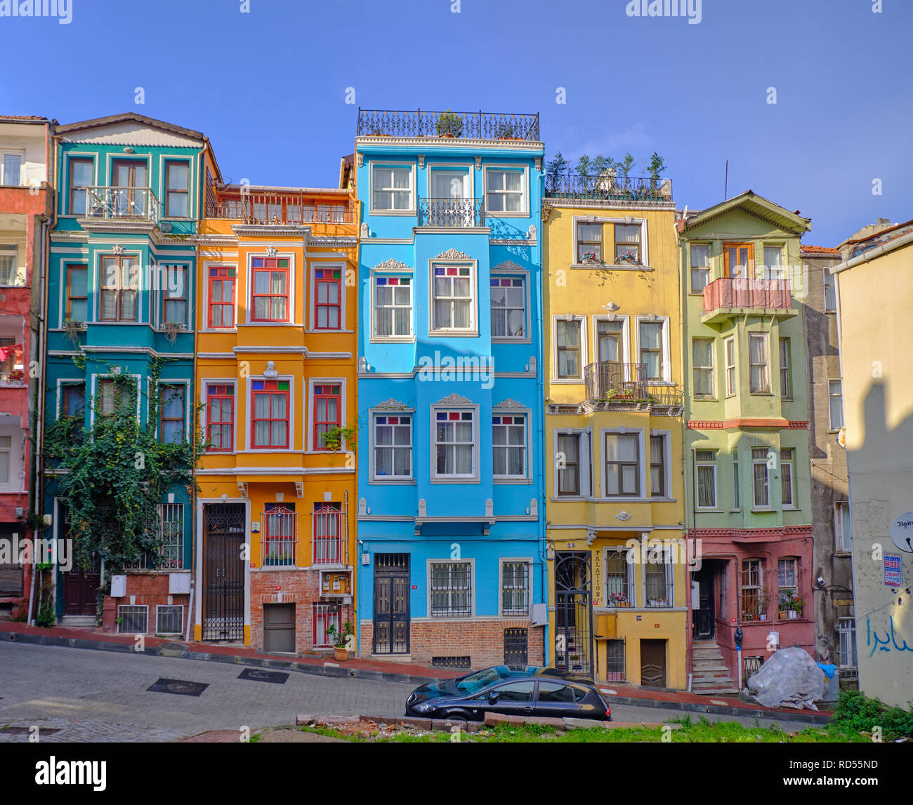 Estambul, Turquía coloridas casas en las calles de Balat. Cuatro