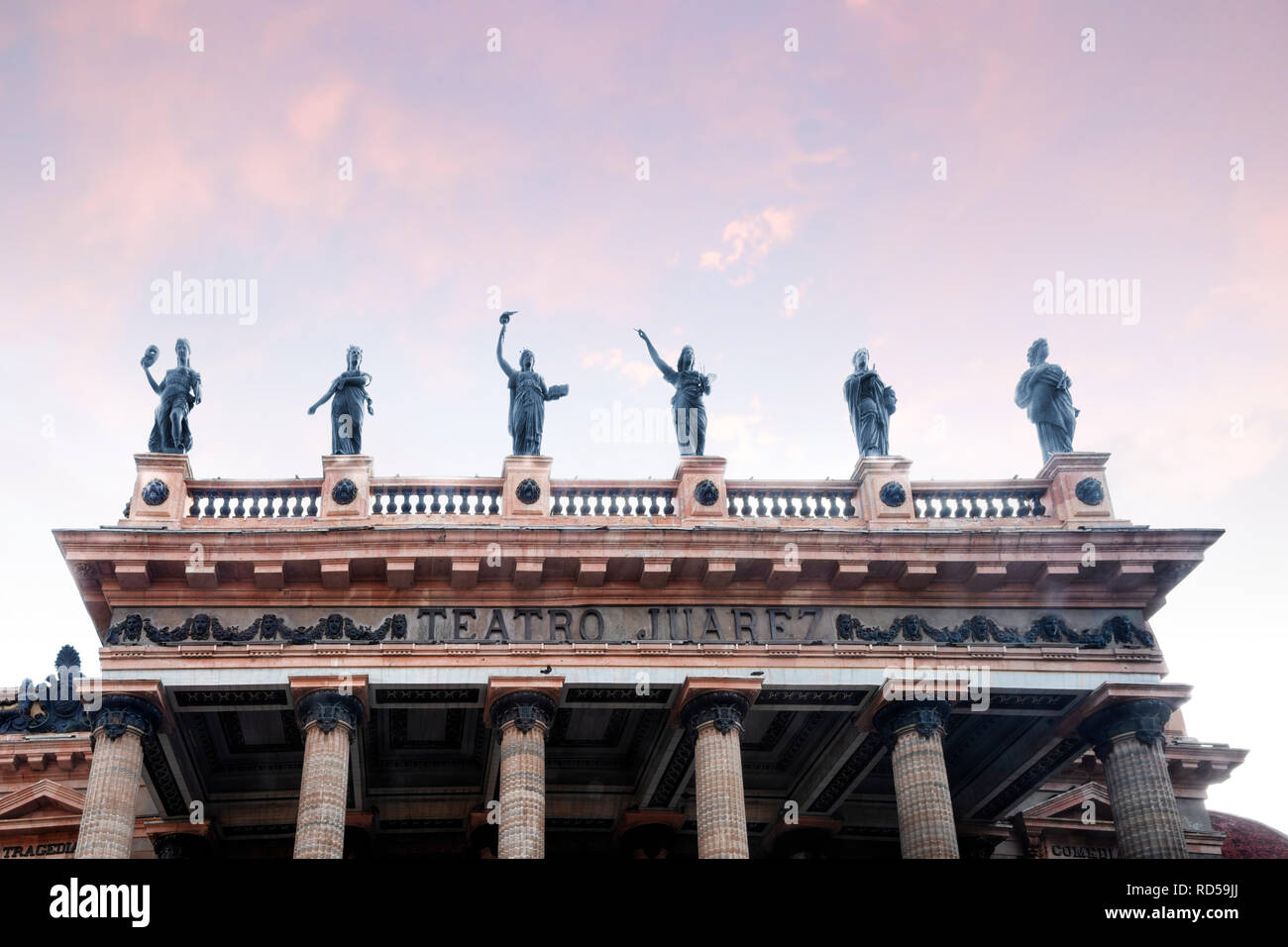 Guanajuato, Guanajuato México -10/18/2018: La mitad superior de la parte frontal del Teatro Juárez, con columnas y estatuas de musas griegas, y una rosa de cielo. Foto de stock