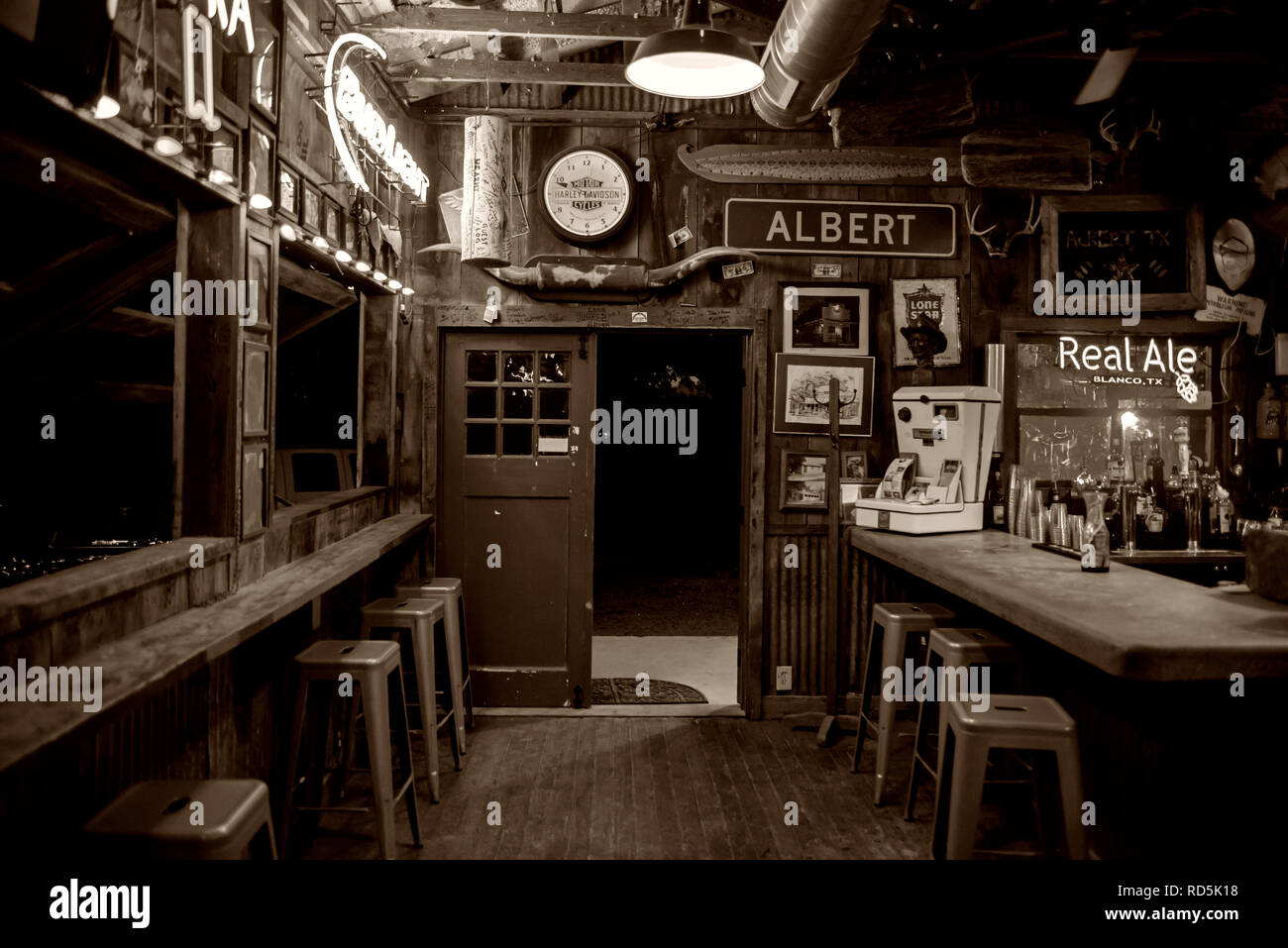 Pequeña ciudad de Texas bar interior en el Hill Country, EE.UU. Foto de stock