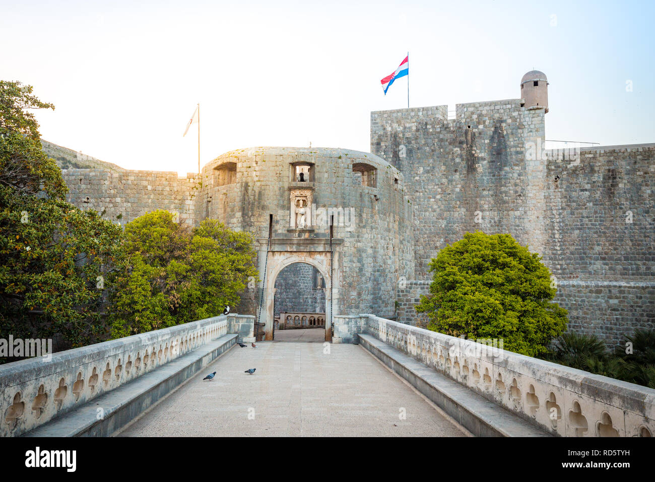 Vista panorámica de la famosa Puerta Pile Dubrovnik casco antiguo (Gate) en la hermosa la luz de la mañana al amanecer, Dalmacia, Croacia Foto de stock