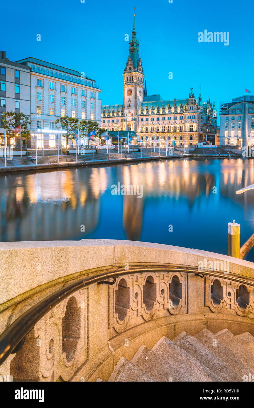 Crepúsculo clásica vista del centro de la ciudad de Hamburgo con el histórico ayuntamiento reflejando en el Binnenalster durante la hora azul al atardecer, Alemania Foto de stock