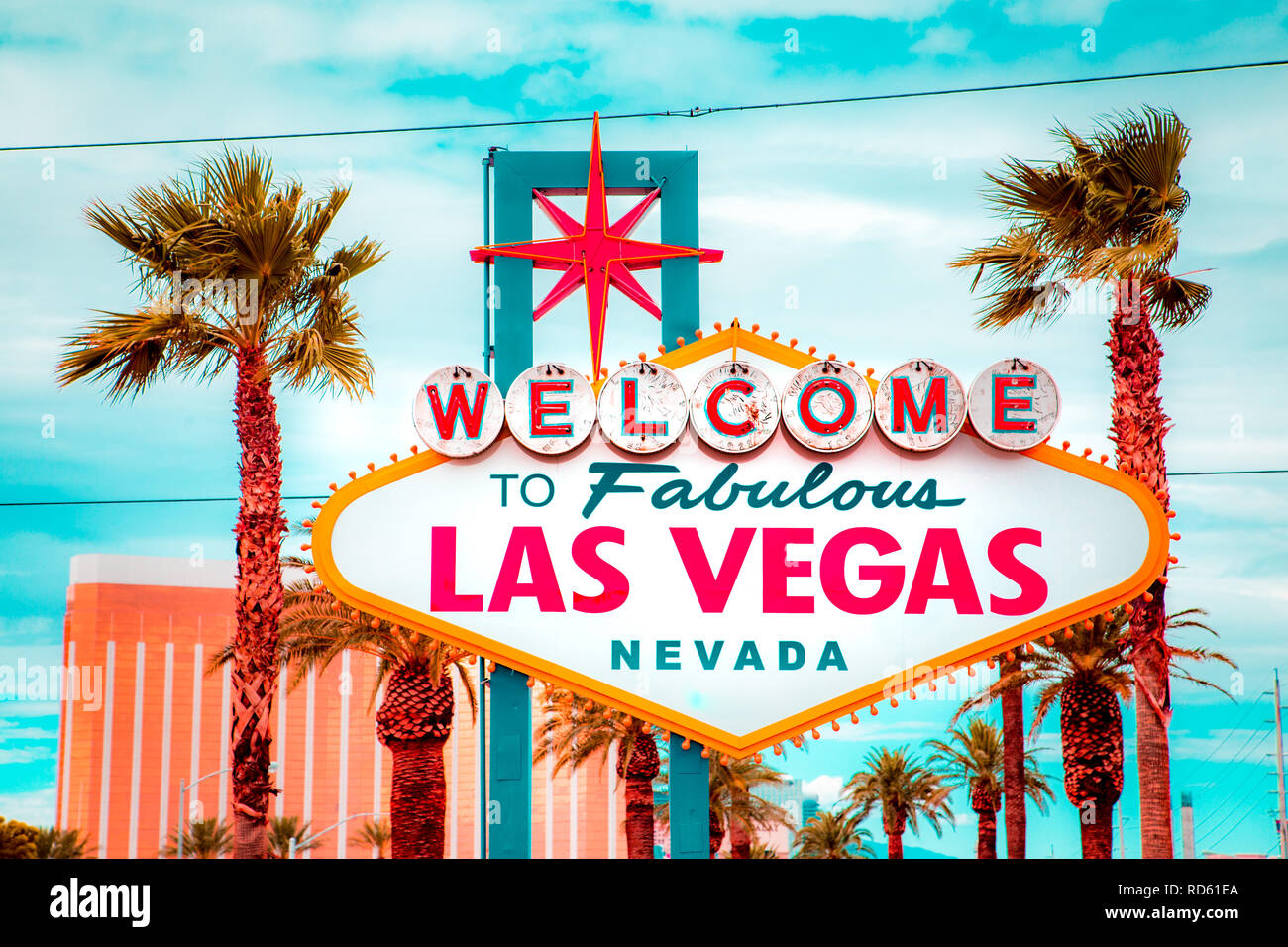 Vista clásica de Bienvenido a la fabulosa Las Vegas firmar en el extremo sur de la mundialmente famosa Las Vegas strip en un hermoso día soleado con el cielo azul y las nubes Foto de stock