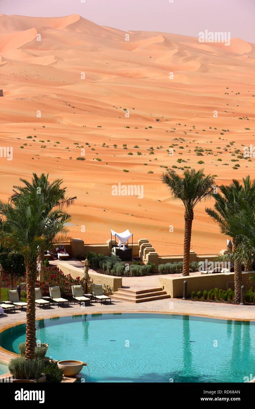 Hotel de lujo en el desierto Anantara Qasr Al Sarab, hotel resort está construido como un desierto fort, rodeado por altas dunas de arena, cerca del Liwa Foto de stock