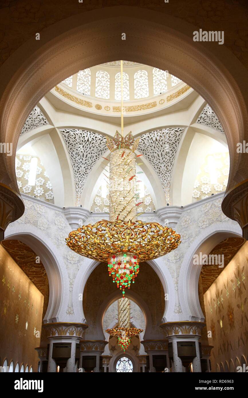 Araña de Swarovski más grande del mundo con más de 1 millón de cristales,  interior de la mezquita de Sheikh Zayed, Abu Dhabi Fotografía de stock -  Alamy