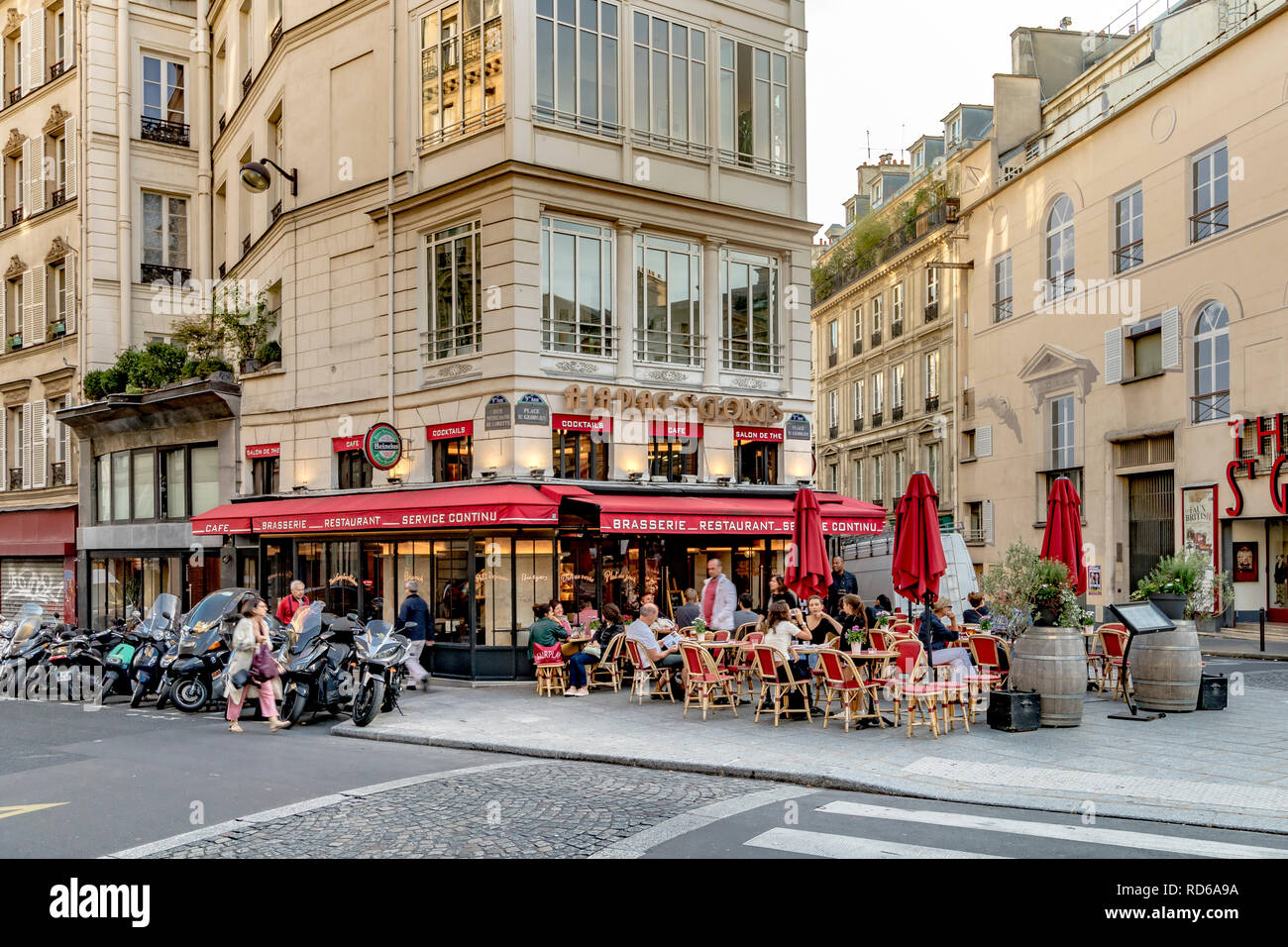 Gente sentada fuera à la place Saint-Georges,una cafetería restaurante en la zona de St Georges de la novena arrondissement de París en la tarde . Foto de stock