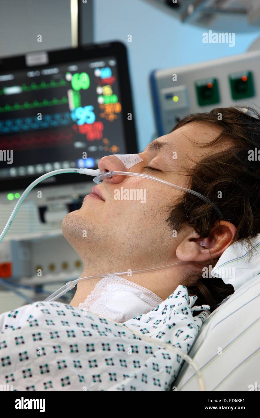 Paciente acostado en una cama especial, teniendo en cuenta la respiración  artificial a través de la nariz, unidad de cuidados intensivos, hospital  Fotografía de stock - Alamy