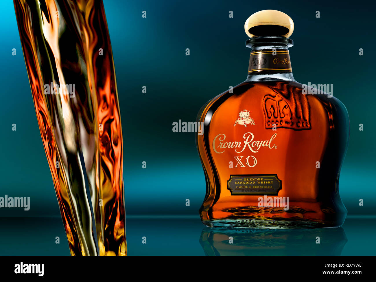 Crown Royal Whisky vertiendo junto a una botella de whiskey. Foto de stock