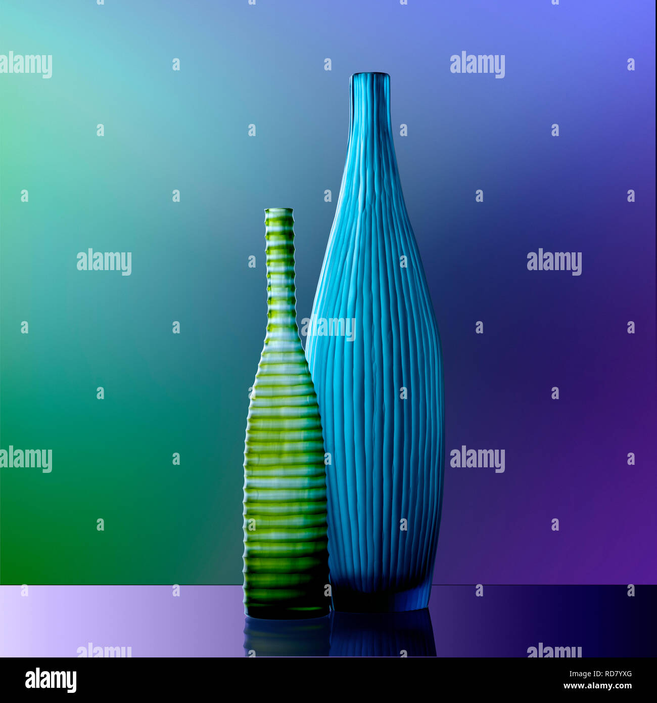 Botellas de vidrio verde y azul, Foto de estudio Foto de stock