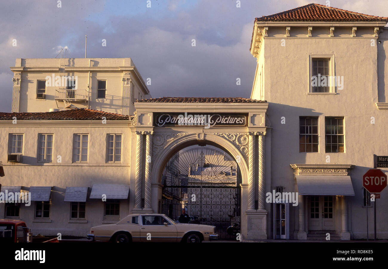 Puerta delantera de Paramount Studios en Hollywood circa 1970 Foto de stock