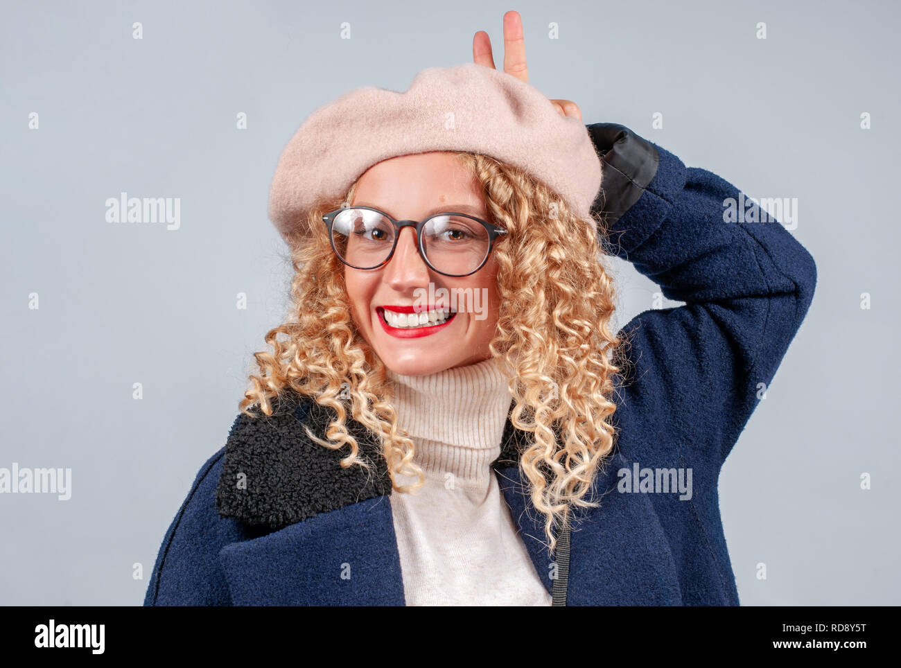 Feliz estudiante mujer con cabello rizado en Baqueira Beret y anteojos está  sonriendo y mirando a la cámara Fotografía de stock - Alamy
