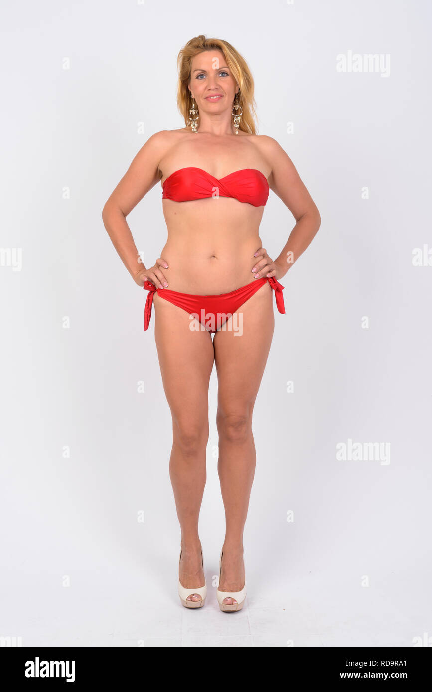 Disparo de cuerpo completo de feliz mujer madura en bikini listo para  vacaciones Fotografía de stock - Alamy