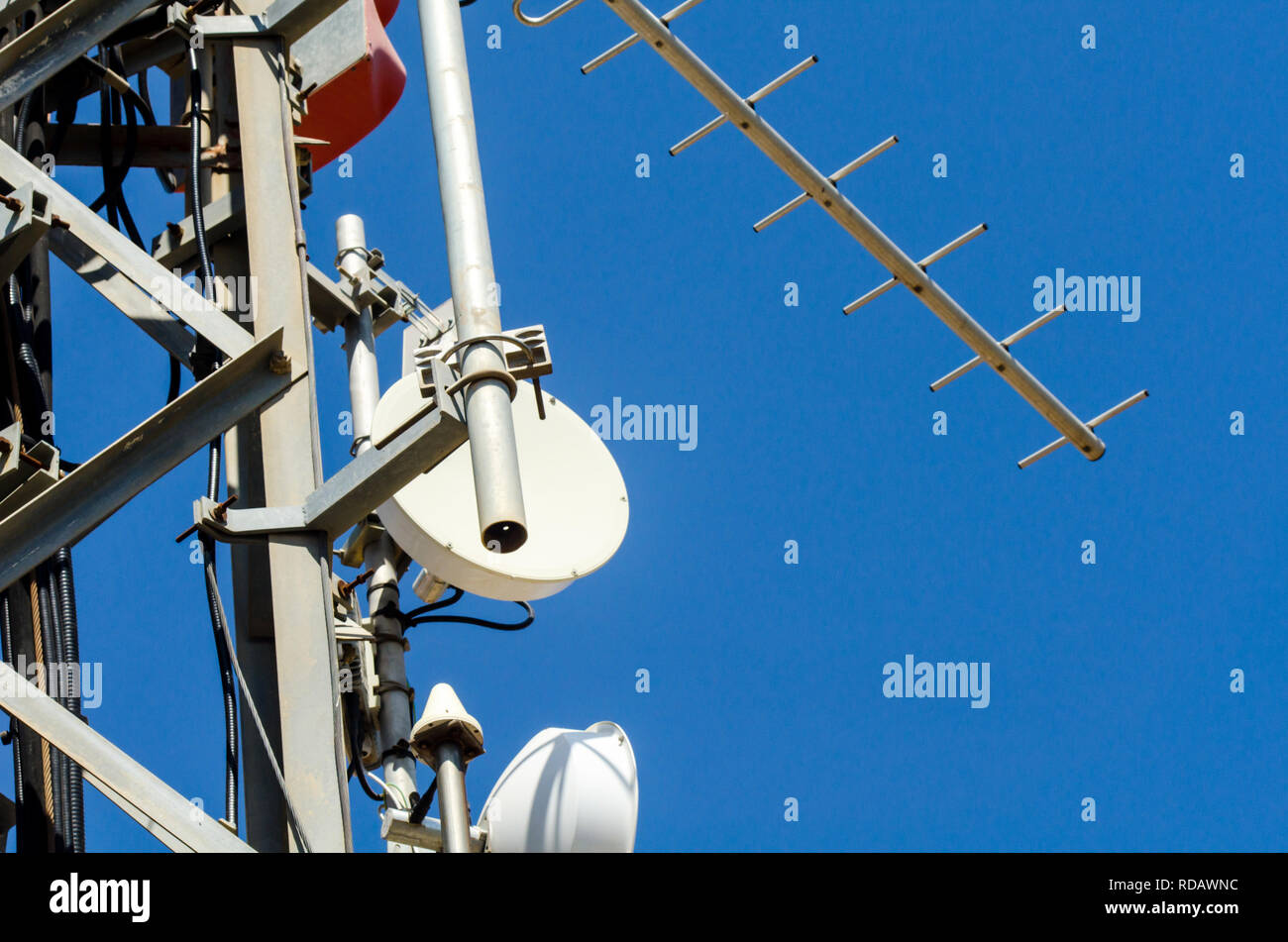 Torre de Telecomunicaciones con antenas de comunicación celular y sistemas  de radar, tecnología Fotografía de stock - Alamy