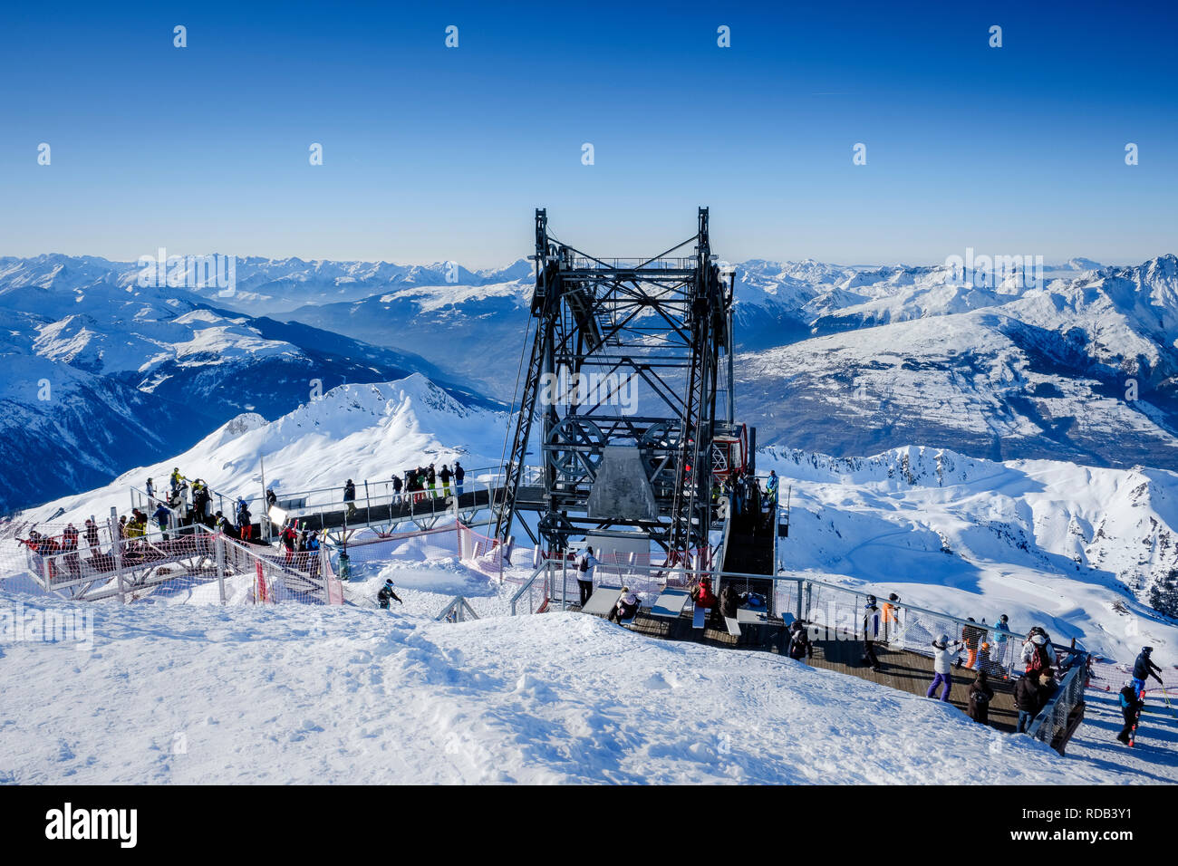 La estación de elevación en la Aiguille Rouge, con gente disfrutando de las vistas panorámicas de los Alpes. Foto de stock