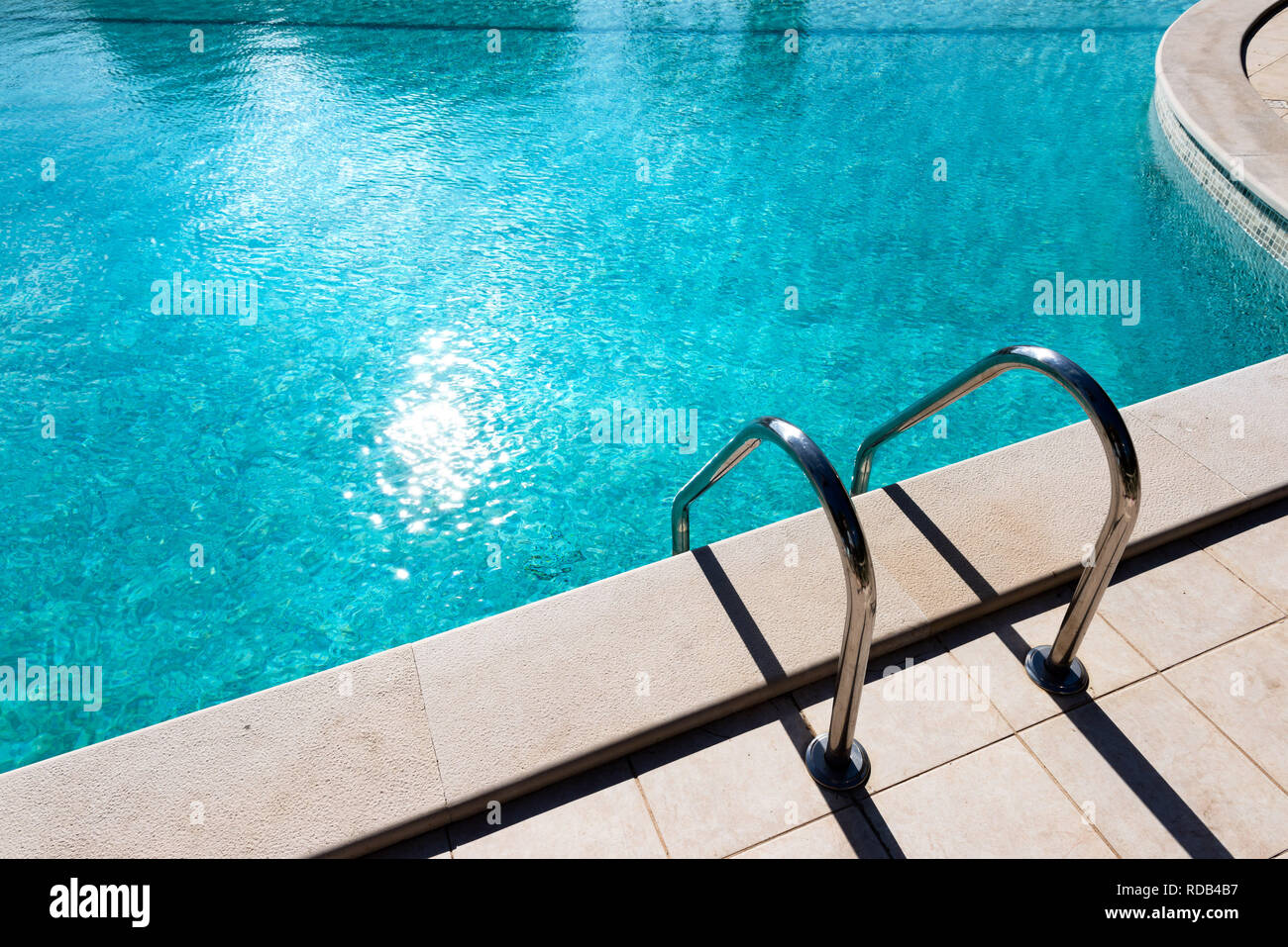 https www alamy es pasamanos metalicos de piscina con escaleras con agua fresca en la luz del sol image231970235 html