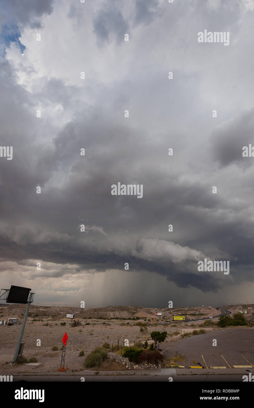 Un arcus o estantería nube desarrolla en el borde de una fuerte tormenta en El Paso Texas Foto de stock
