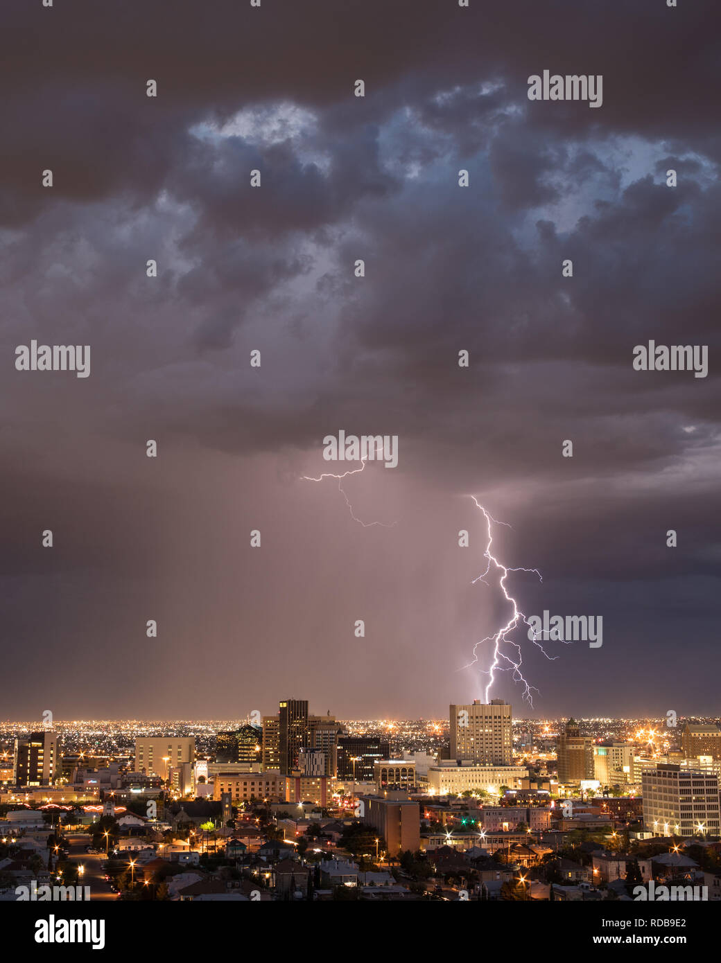Nube a tierra relámpagos un paisaje urbano detrás de El Paso, Texas