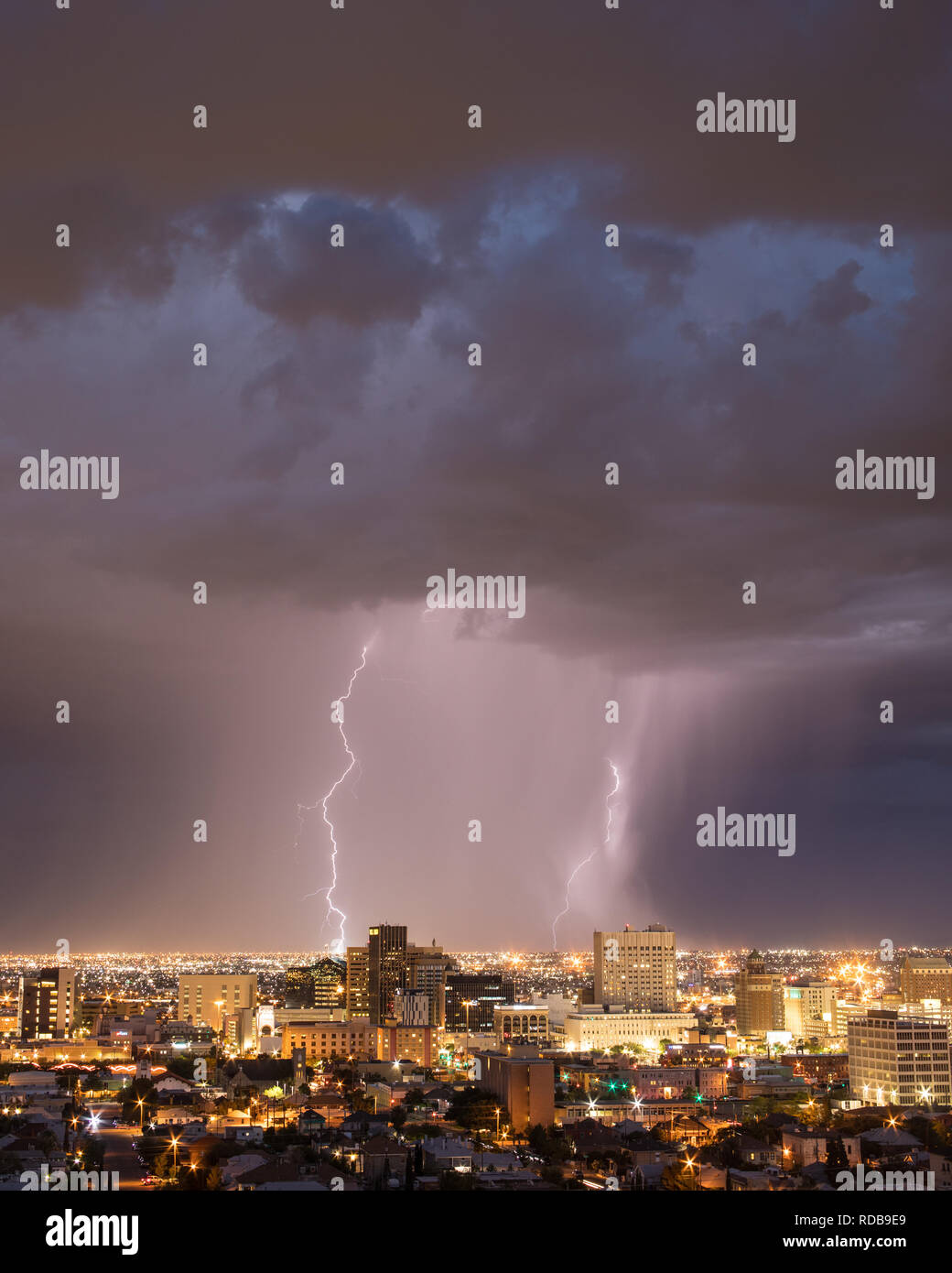 Nube a tierra relámpagos un paisaje urbano detrás de El Paso, Texas