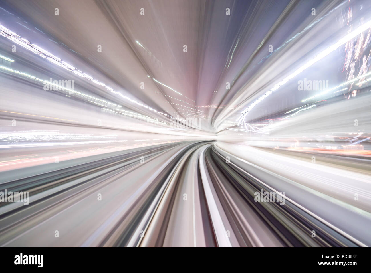 Desenfoque de movimiento del tren en movimiento dentro del túnel con la luz del día en Tokio, Japón. Foto de stock
