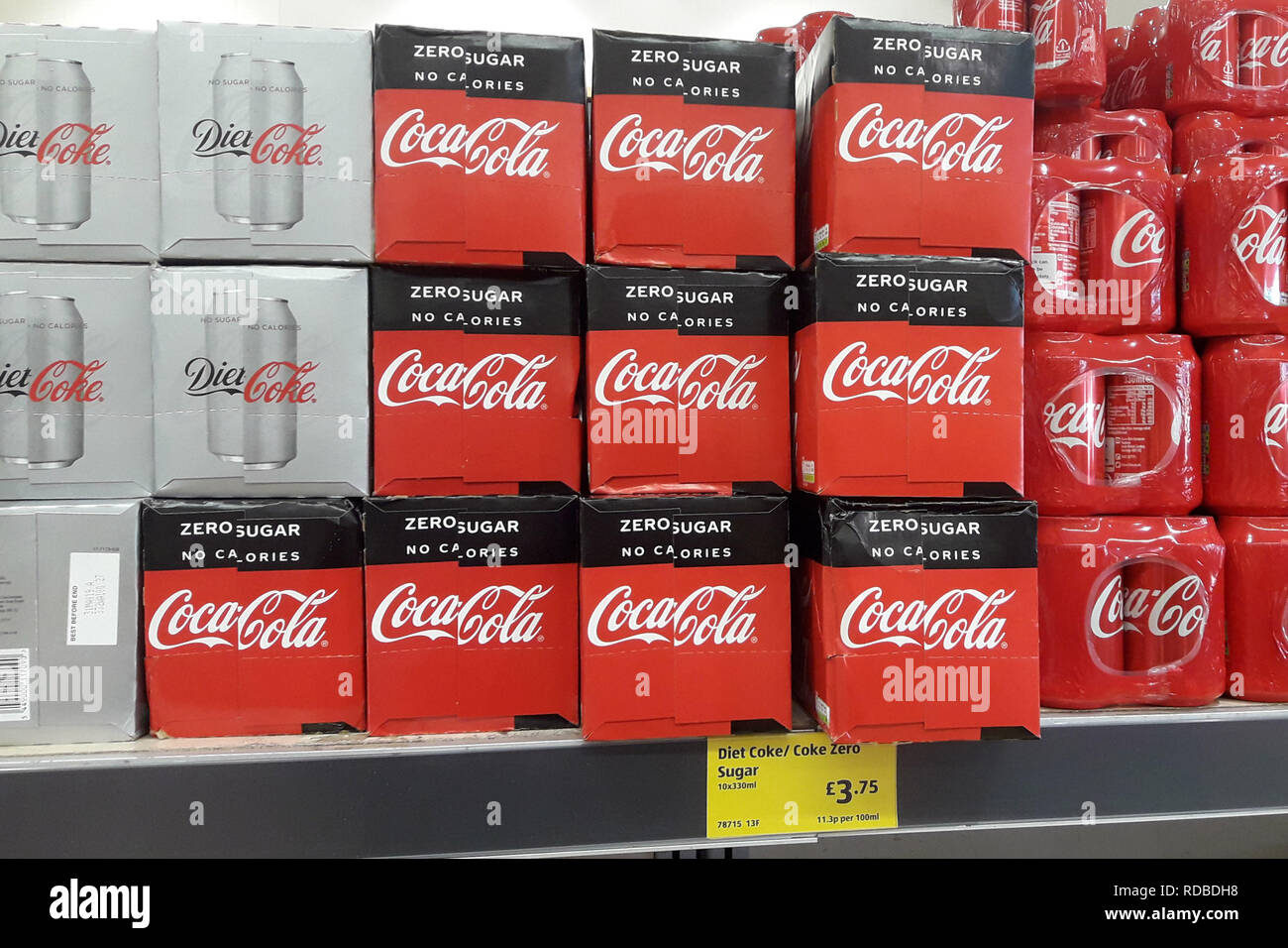 Latas de Coca Cola, Diet Coke y CocaCola Cero se muestren en un