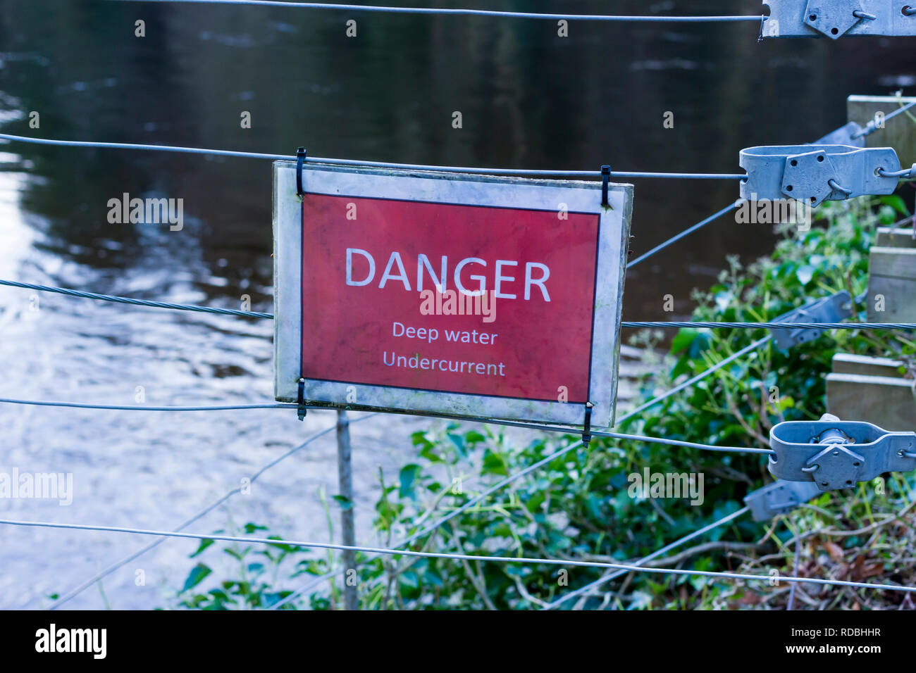 Un aviso de peligro rojo para aguas profundas, subcorriente. Reino Unido Foto de stock