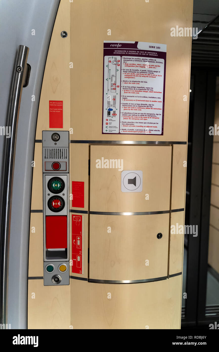 Cortar Abiertamente mareado Panel de botones y signo de apertura de las puertas del tren de alta  velocidad de renfe. Tren Ave, tren AVE Fotografía de stock - Alamy