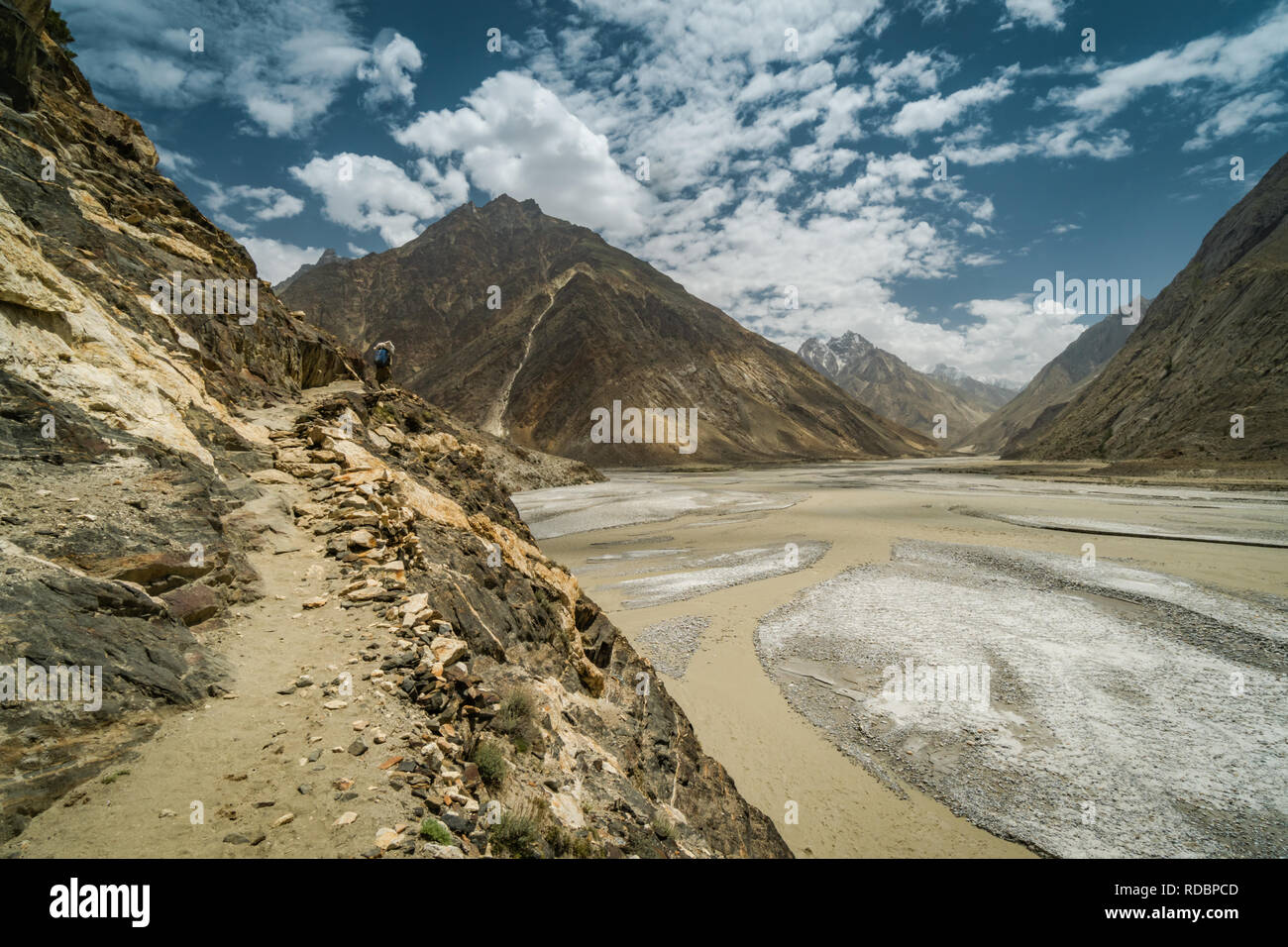 Sendero escénico río arriba en las montañas Karakoram, Pakistán. Foto de stock