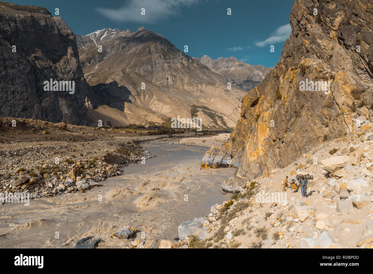 Pintoresco valle con río salvaje de las montañas Karakoram en Pakistán. Foto de stock