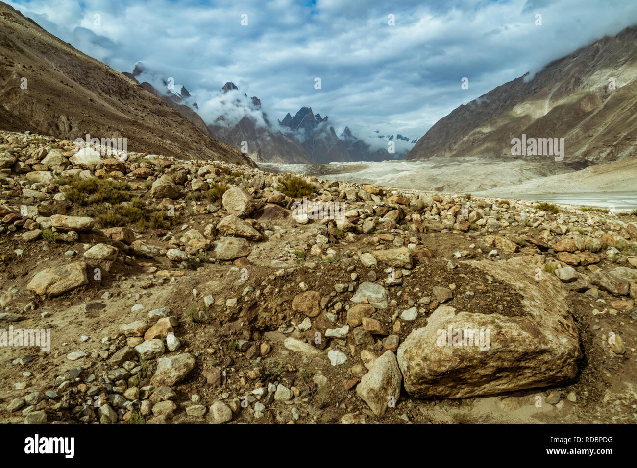 Glaciar Baltoro con majestuosas torres Trango en cordillera Karakoram en Pakistán Foto de stock