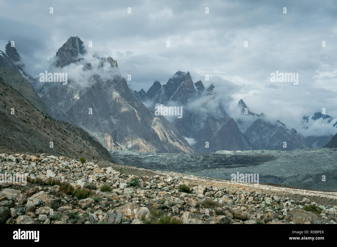 Picos de Trango Torres en cordillera Karakoram en Pakistán. Foto de stock