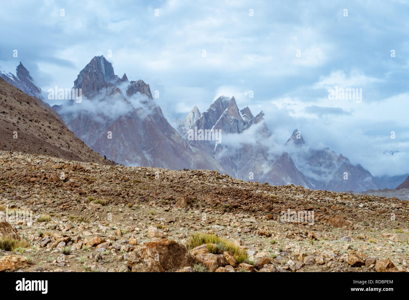 Bellos picos de Torres Trango rodeado por nubes en cordillera Karakoram en Pakistán. Foto de stock