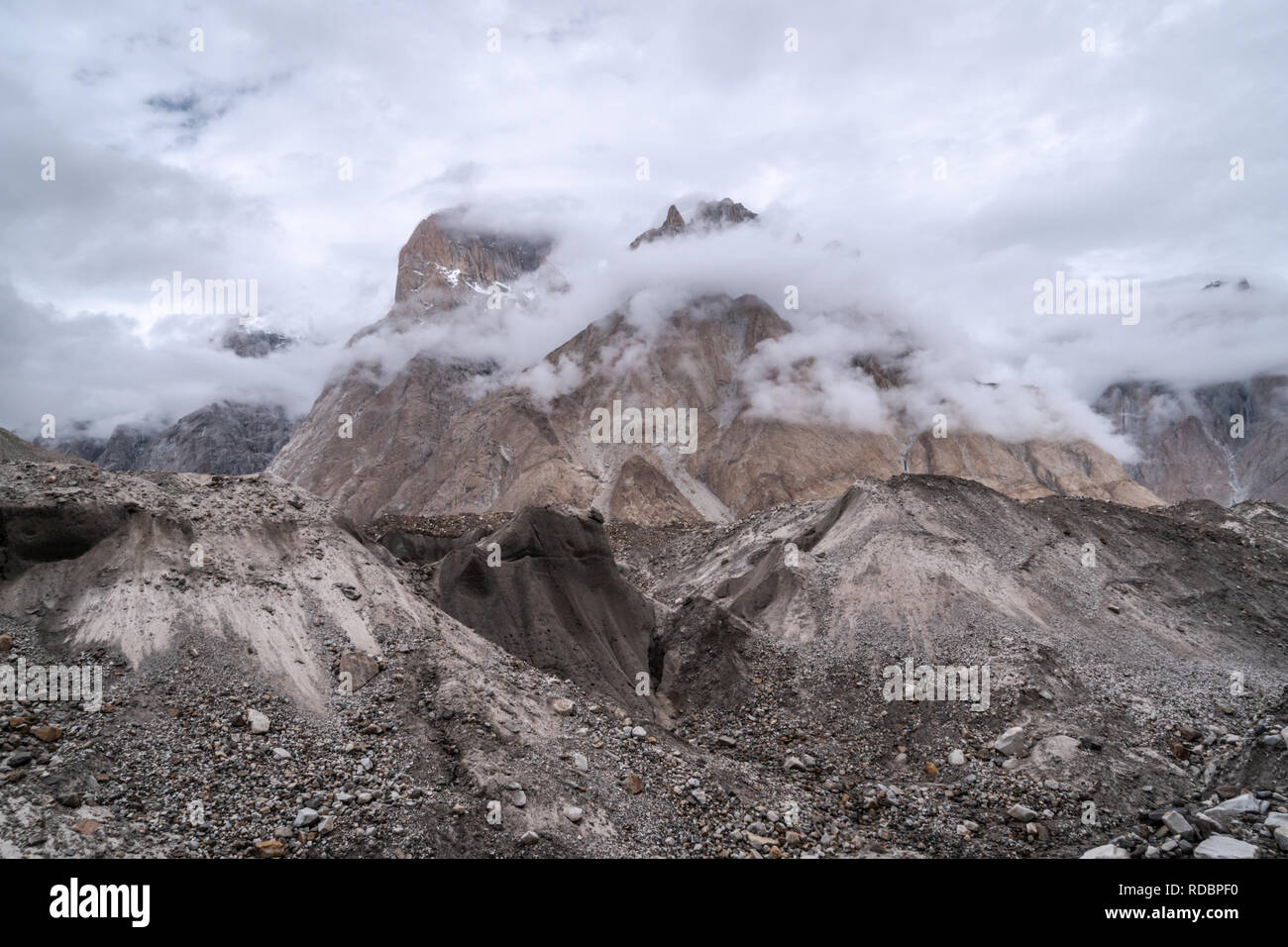 Majestuosas formaciones del glaciar Baltoro en la cordillera Karakoram en Pakistán el día nublado. Foto de stock