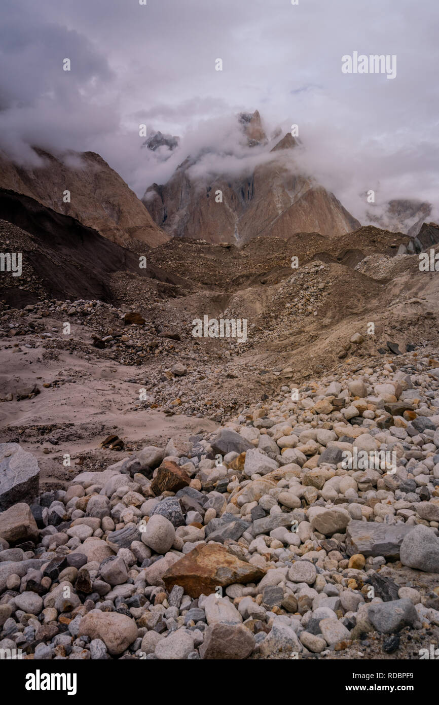 Trango Towers detrás del glaciar Baltoro en la cordillera Karakoram en Pakistán Foto de stock