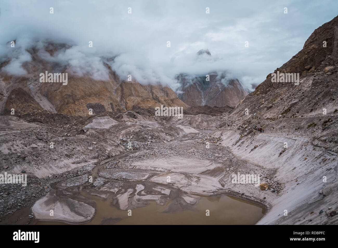 Paisaje alrededor del Glaciar Baltoro en la cordillera Karakoram en Pakistán el día nublado. Foto de stock