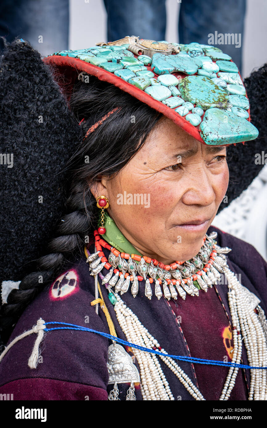 Ladakh, India - 4 de septiembre de 2018: Retrato de una anciana mujer indios con ropas tradicionales en festival en Ladakh. Editorial ilustrativos. Foto de stock