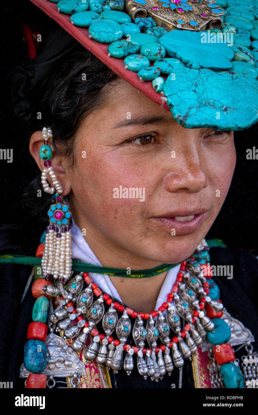 Ladakh, India - 4 de septiembre de 2018: Retrato de joven mujer indios con ropas tradicionales en festival en Ladakh. Editorial ilustrativos. Foto de stock