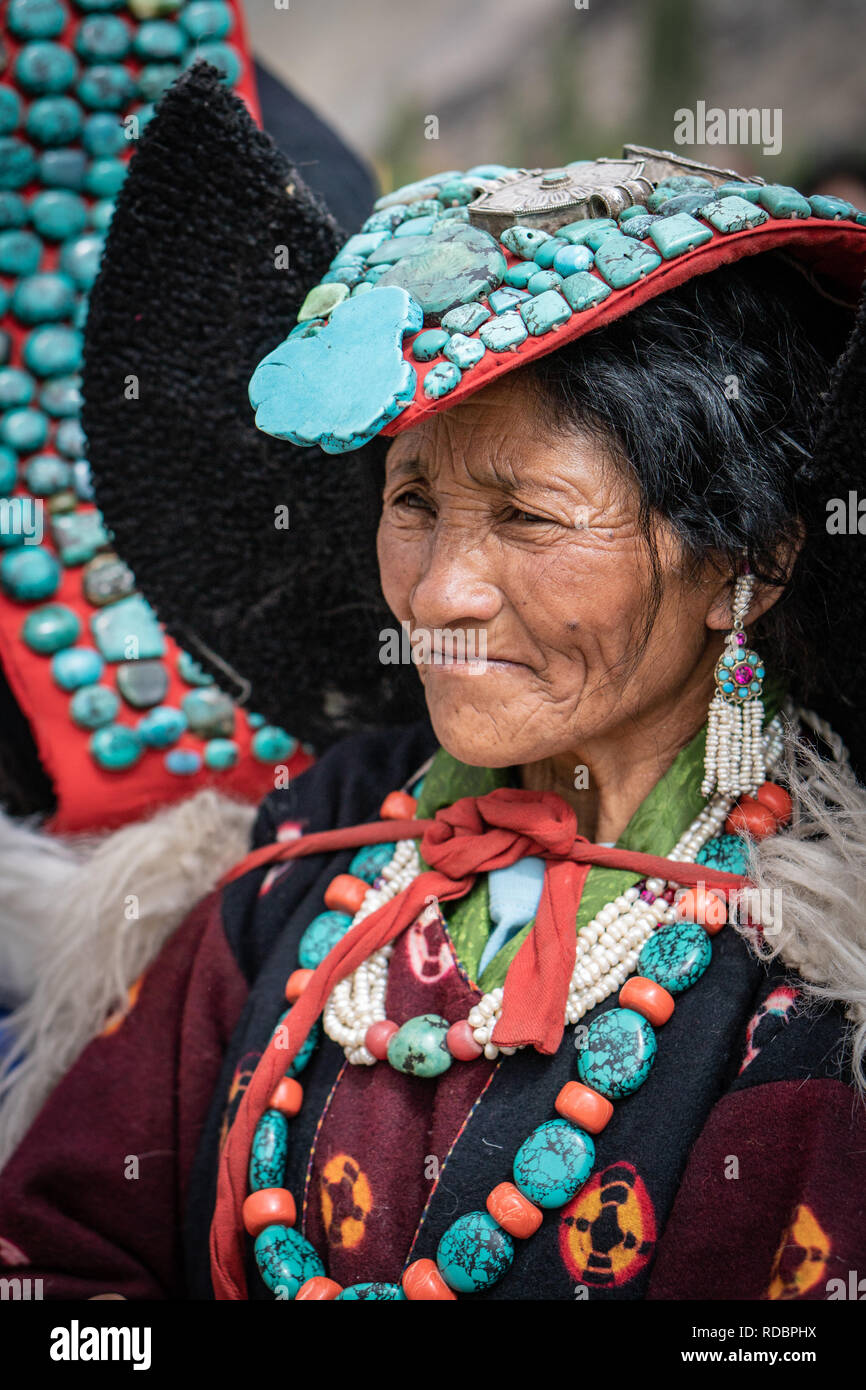 Ladakh, India - 4 de septiembre de 2018: Retrato de mujer de viejos indios con ropas tradicionales en festival en Ladakh. Editorial ilustrativos. Foto de stock
