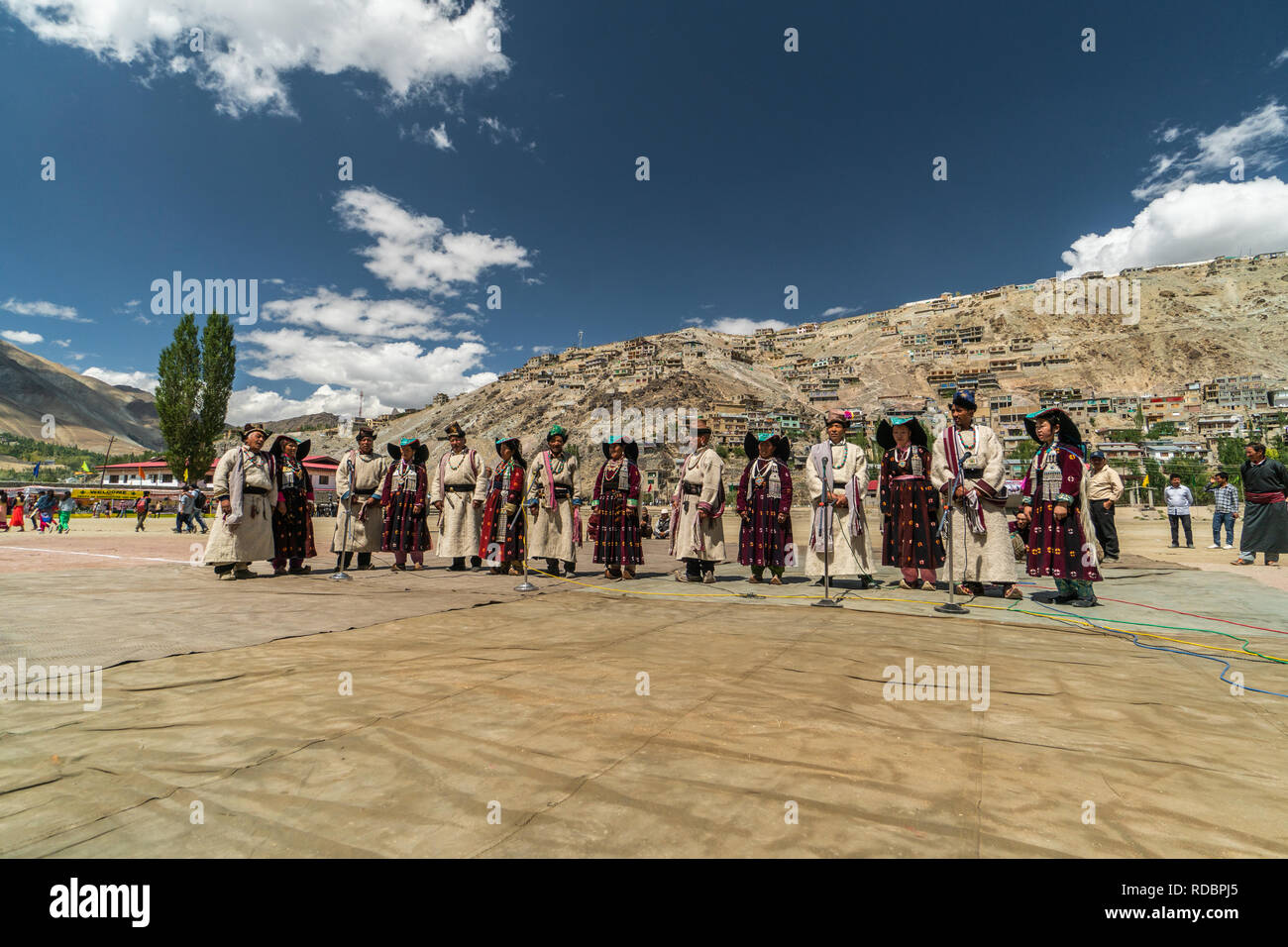 Ladakh, India - 4 de septiembre de 2018: grupo de cantantes en ropa tradicional de realizar el festival en Ladakh. Editorial ilustrativos. Foto de stock