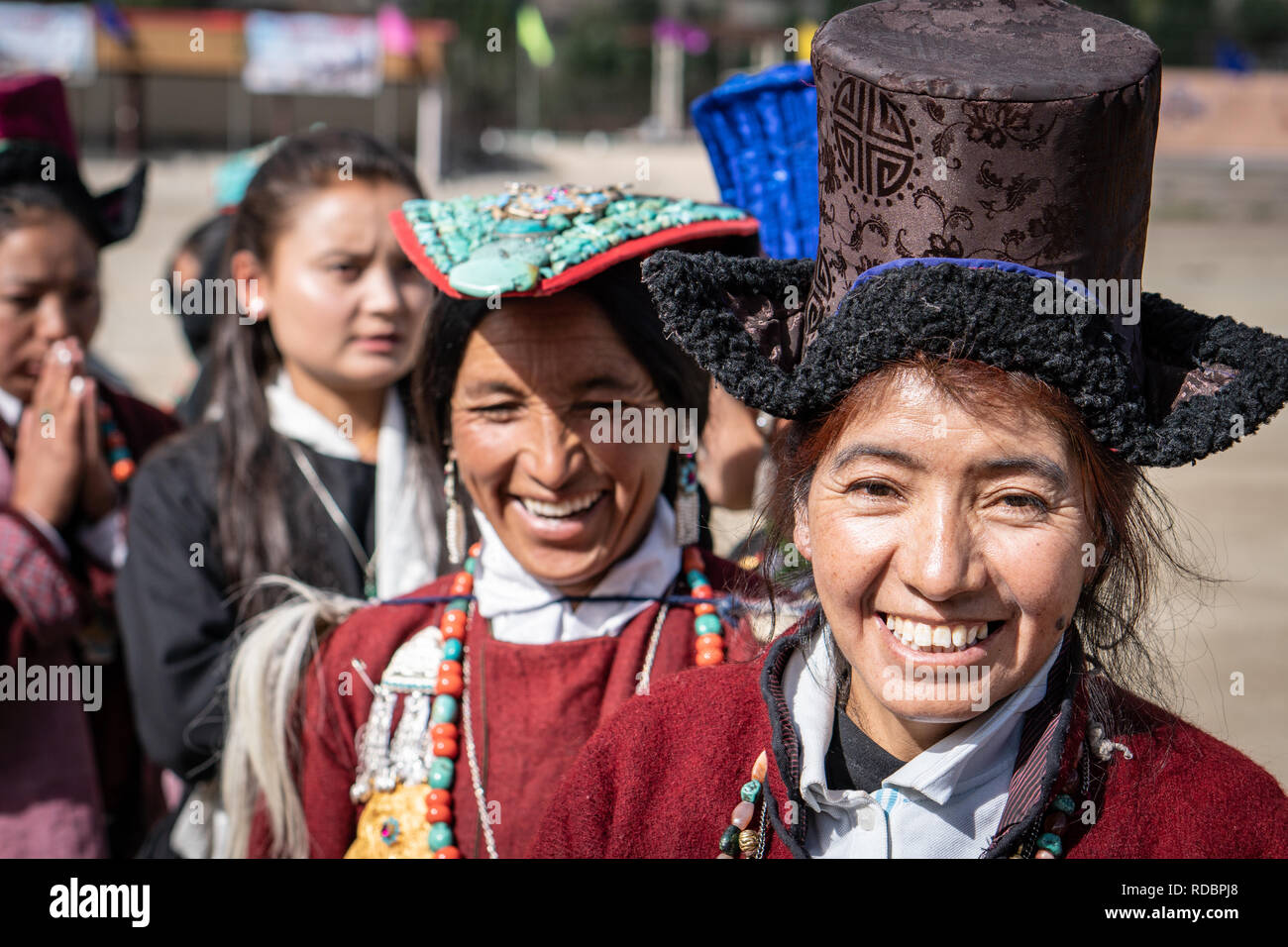 Ladakh, India - 4 de septiembre de 2018: Retrato de mujer étnica india sonriente con ropas tradicionales en festival en Ladakh. Editorial ilustrativos. Foto de stock